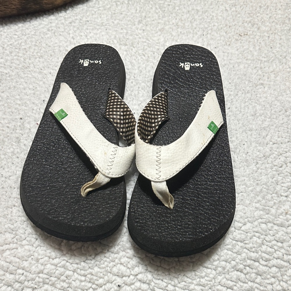 Sanuk womens Black and Cream Flip Flops